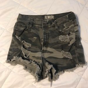 Last chance!! Women’s size 4 army green camo shorts.